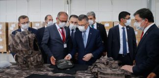 Cumhurbaşkanı Yardımcısı Oktay, Yozgat Organize Sanayi Bölgesi'nde 9 tesisin açılış ve temel atma törenine katılmasının ardından organize sanayi bölgesindeki bazı fabrikaları gezdi.